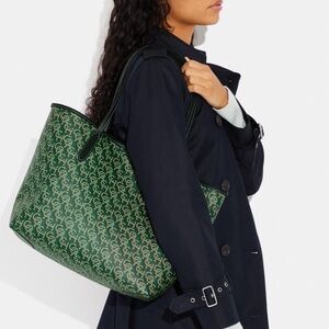 👒💐✅ COACH Green & Black Pattern Bag